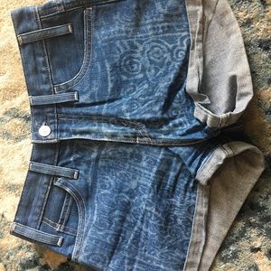 Funky high waisted Levi’s denim shorts sz26